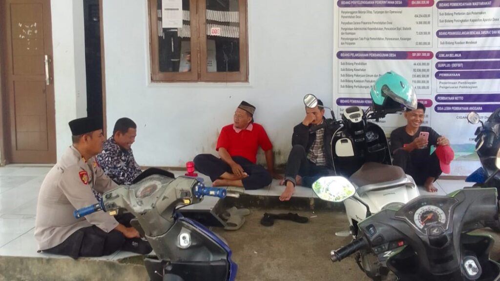 Kapolsek Menes Sambangi Kantor Desa Cigandeng untuk Tingkatkan Sinergitas 10 WhatsApp Image 2024 07 22 at 13.04.12