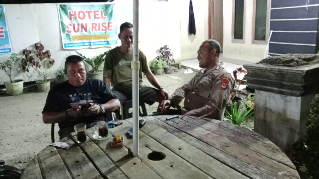 Polsek Carita: Ciptakan Kondusifitas Wilayah dengan Patroli Malam 1 WhatsApp Image 2024 07 23 at 06.04.15