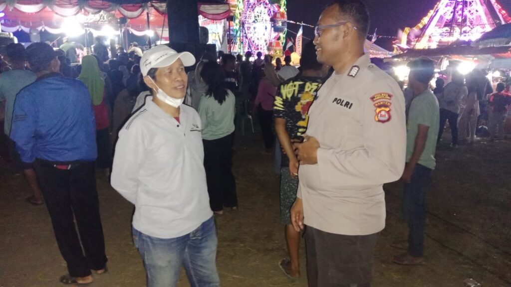 Jaga Kondusifitas Polsek Carita Menggelar Patroli Pasar Malam 3 WhatsApp Image 2024 07 23 at 06.13.22