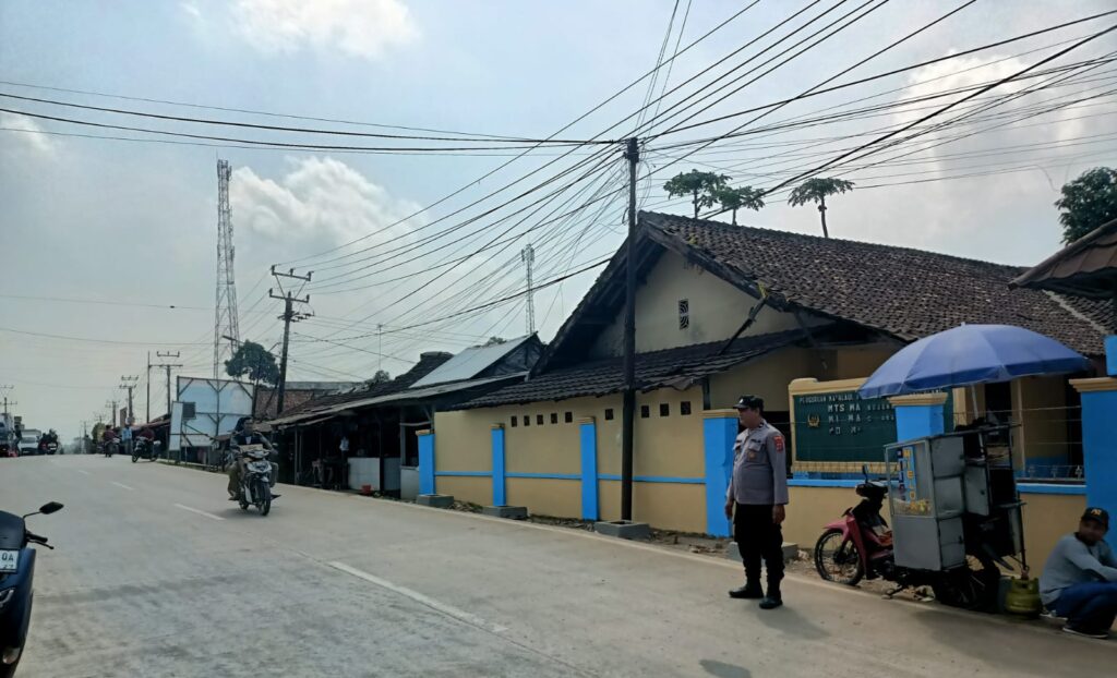 Personil Polsek Bojong Polres Pandeglang Laksanakan Rutinitas Strong Point di Jalan Raya Saketi - Malingping 5 WhatsApp Image 2024 07 23 at 09.08.33