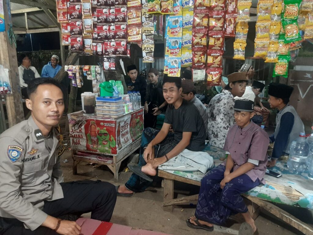 Bhabinkamtibmas Polsek Cadasari Desa Tanagara Laksanakan Door to Door System Silaturahmi 10 WhatsApp Image 2024 07 23 at 09.31.56