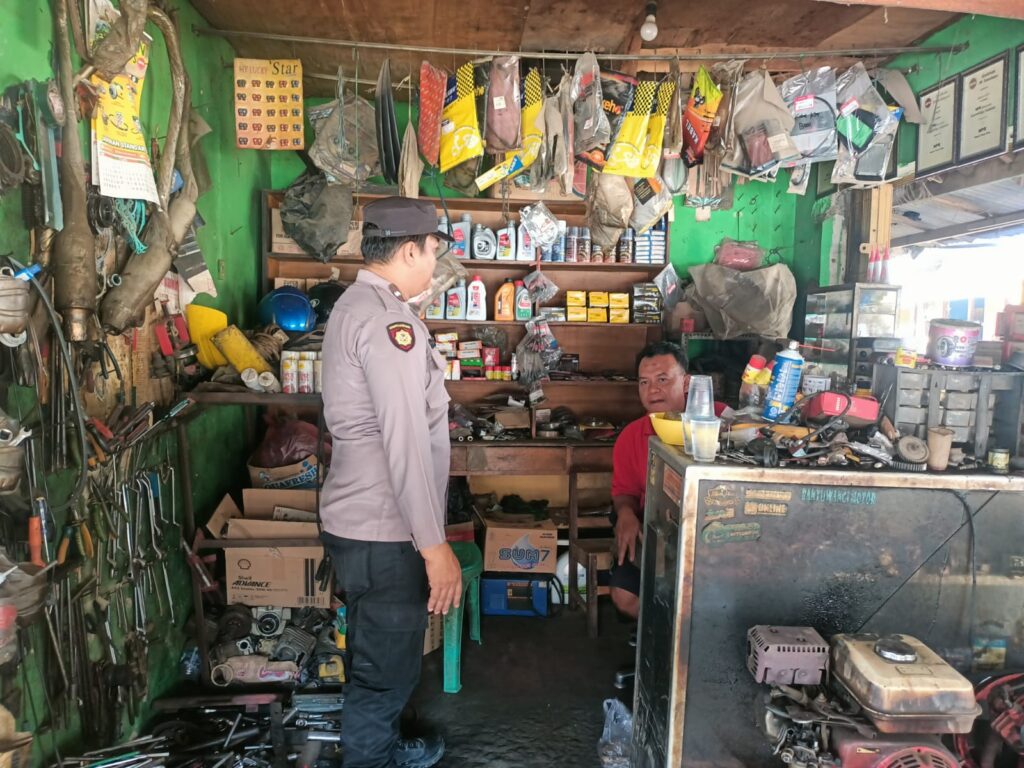 Bhabinkamtibmas Polsek Bojong Polres Pandeglang Gelar Sambang Desa dan Berikan Himbauan Kamtibmas di Bengkel Desa 7 WhatsApp Image 2024 07 23 at 11.08.27