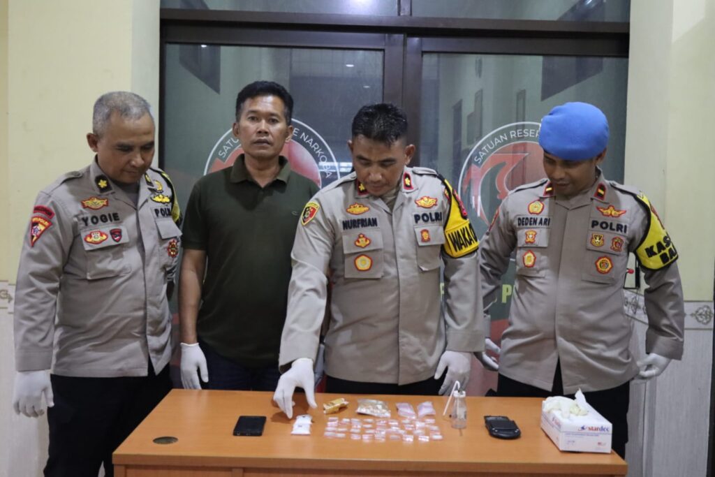 Satresnarkoba Polres Pandeglang Berhasil Ungkap Kasus Sabu di Kabupaten Pandeglang 2 WhatsApp Image 2024 07 23 at 12.55.29