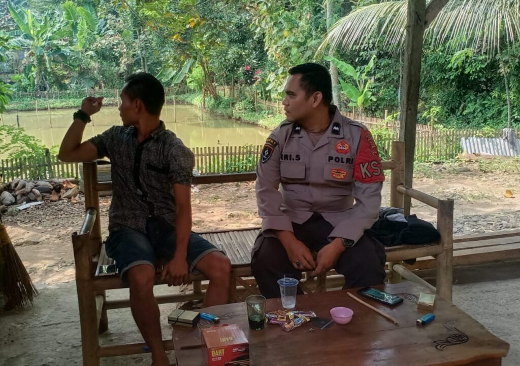 Polsek Menes Sambangi Warga Sdr Oman Kampung Kananga Desa Kananga 2 WhatsApp Image 2024 07 23 at 16.08.54