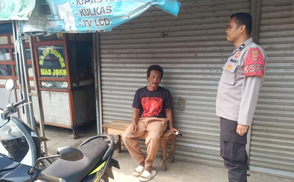 Polsek Menes Sambangi Warga Sdr Usman di Kampung Sindang Raya 3 WhatsApp Image 2024 07 23 at 16.11.30