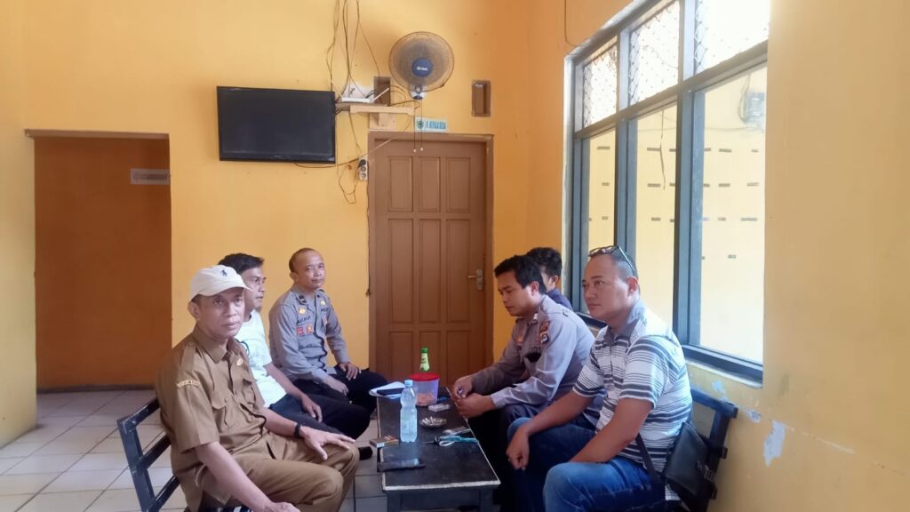 Polsek Menes Sambangi Kepala Desa Menes untuk Jalin Silaturahmi dan Koordinasi Keamanan 4 WhatsApp Image 2024 07 23 at 16.19.46