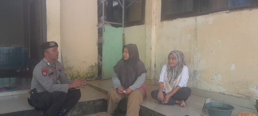 Patroli Dialogis Personil Polsek Picung Sampaikan Pesan Kamtibmas 8 WhatsApp Image 2024 07 23 at 16.43.02