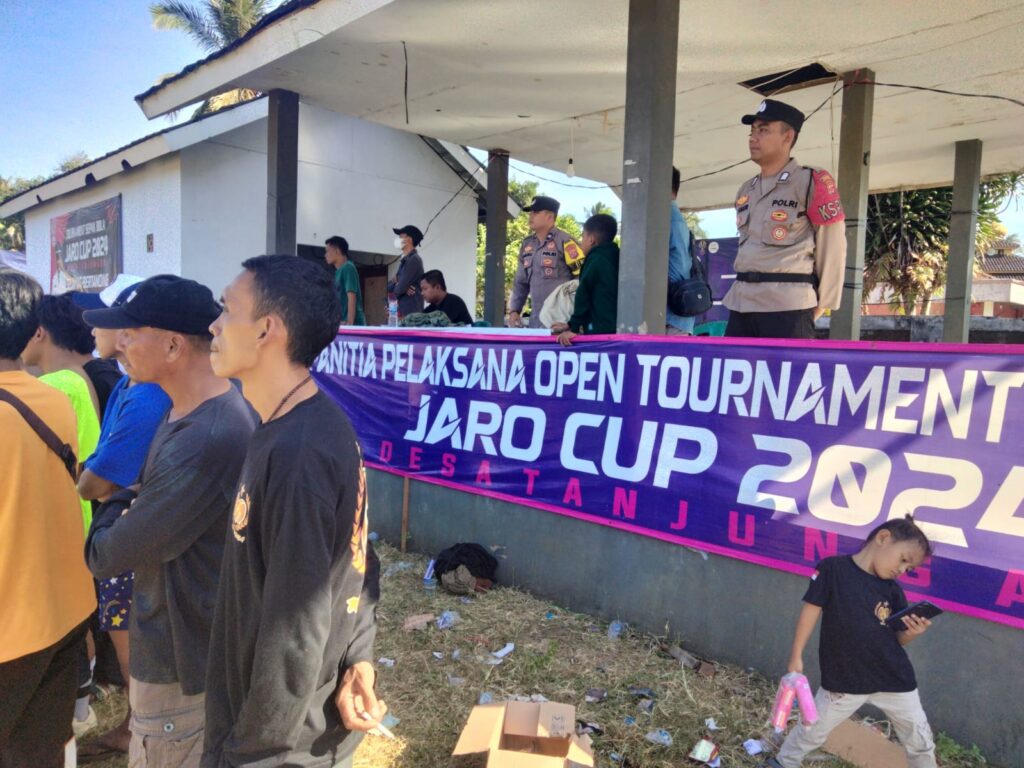 Polsek Cikeusik Berhasil Amankan Turnamen Sepak Bola di Tanjungan 2 WhatsApp Image 2024 07 23 at 19.32.30