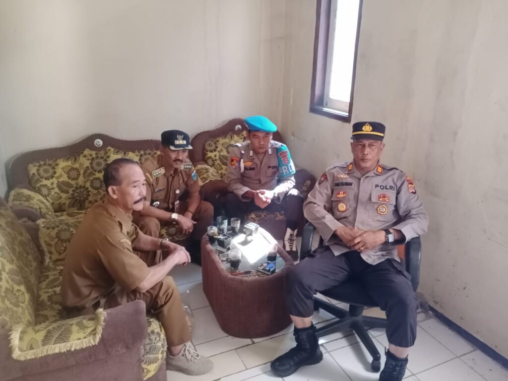 Kunjungi Kantor Kecamatan Angsana, Kapolsek Angsana Ajak Bersinergi Jaga Kamtibmas 4 WhatsApp Image 2024 07 23 at 20.45.45