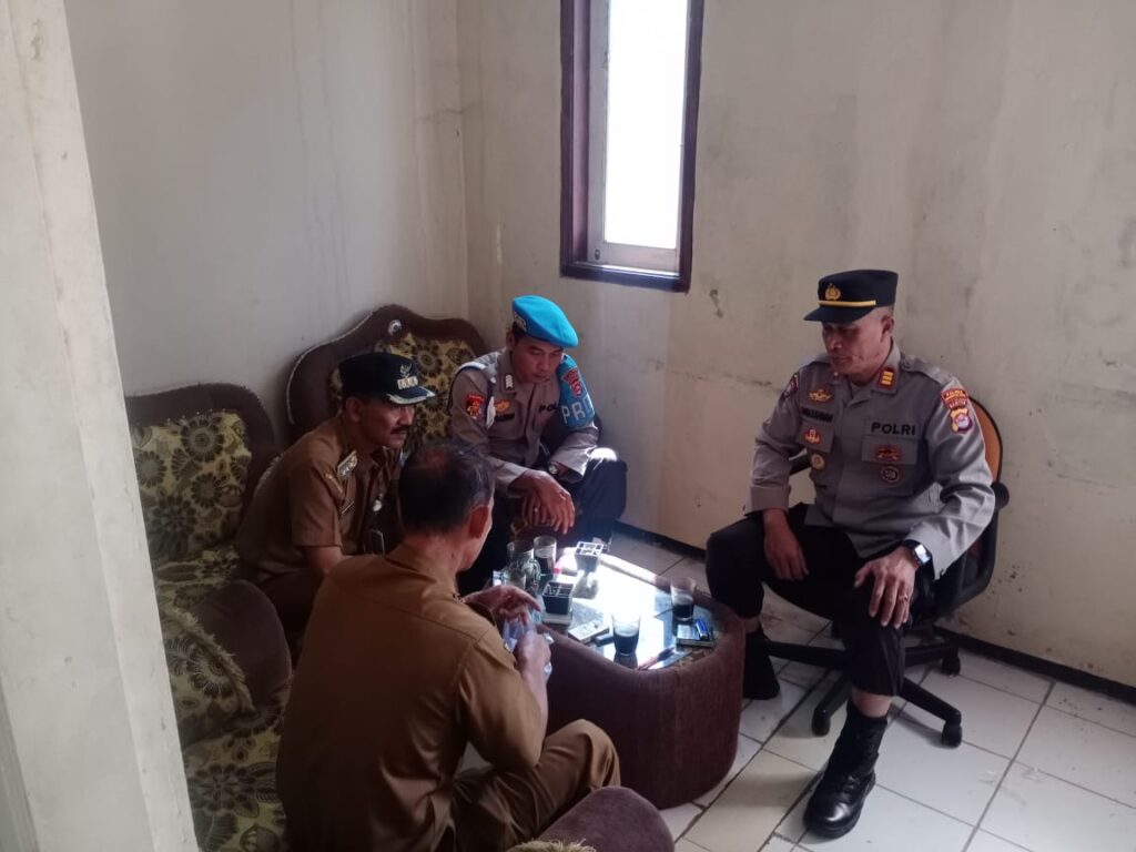 Bersama Camat Angsana, Kapolsek Angsana Kunjungi Kantor Desa Angsana 5 WhatsApp Image 2024 07 23 at 20.45.59