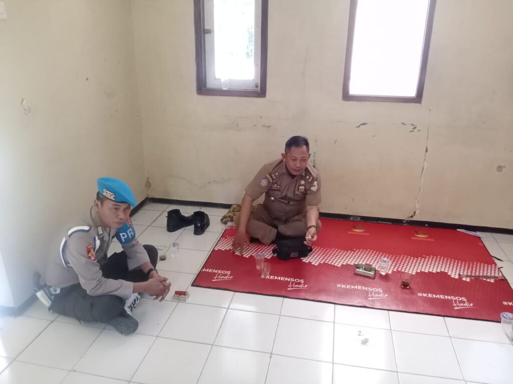 Kanit Propam Polsek Angsana, bersama Kasi Trantib Kecamatan Angsana Bersama-sama Kunjungi Kantor Desa Angsana 7 WhatsApp Image 2024 07 23 at 20.47.00