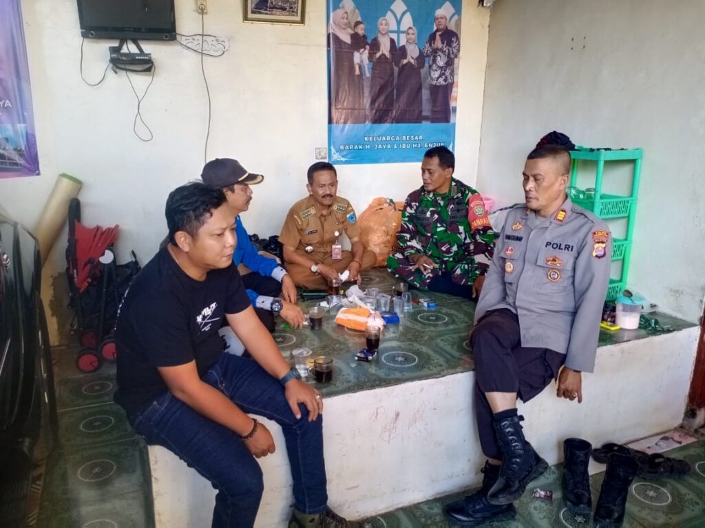 Jalin Silaturahmi, Kapolsek Angsana Kunjungi Tokoh Masyarakat Desa Cikayas 8 WhatsApp Image 2024 07 23 at 20.47.14