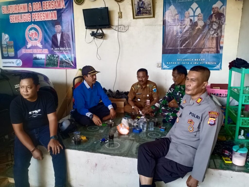 Kunjungi Tokoh Masyarakat Desa Cikayas, Kapolsek Angsana Ajak Bersinergi Jaga Kamtibmas 9 WhatsApp Image 2024 07 23 at 20.47.22
