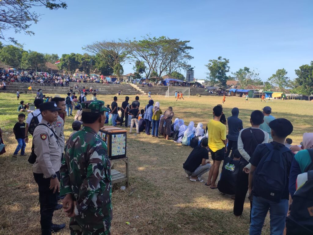 Polsek Cibaliung Berikan Pengamanan Turnamen Sepak Bola Open PRC Cup 2024 10 WhatsApp Image 2024 07 23 at 21.07.26