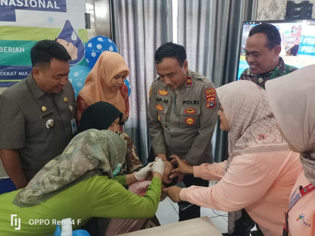 Kapolsek Pulosari Berkomitmen Dukung Imunisasi Nasional Polio di Kecamatan Pulosari 2 WhatsApp Image 2024 07 23 at 22.03.30