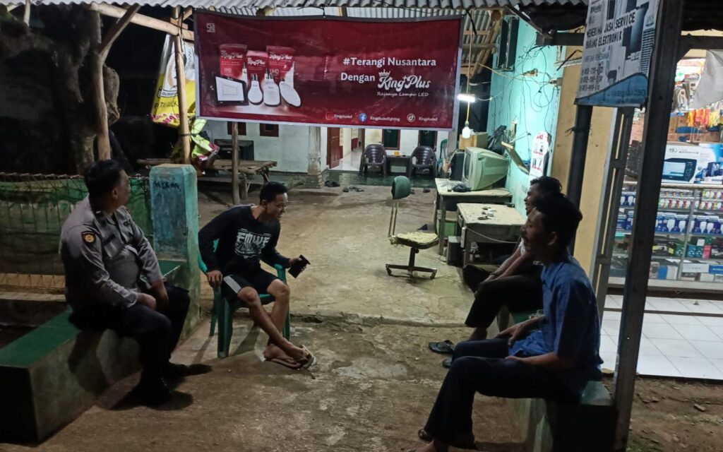 Bhabinkamtibmas Polsek Bojong Polres Pandeglang Aipda Rastono Laksanakan Patroli Malam untuk Antisipasi Tindak Pidana 3C di Desa Binaan 6 WhatsApp Image 2024 07 24 at 10.10.58