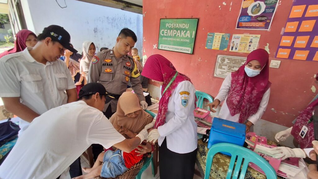 Bhabinkamtibmas Polsek Bojong Polres Pandeglang Hadiri Kegiatan Pekan Imunisasi Nasional di SDN 1 Geredug 7 WhatsApp Image 2024 07 24 at 10.12.55