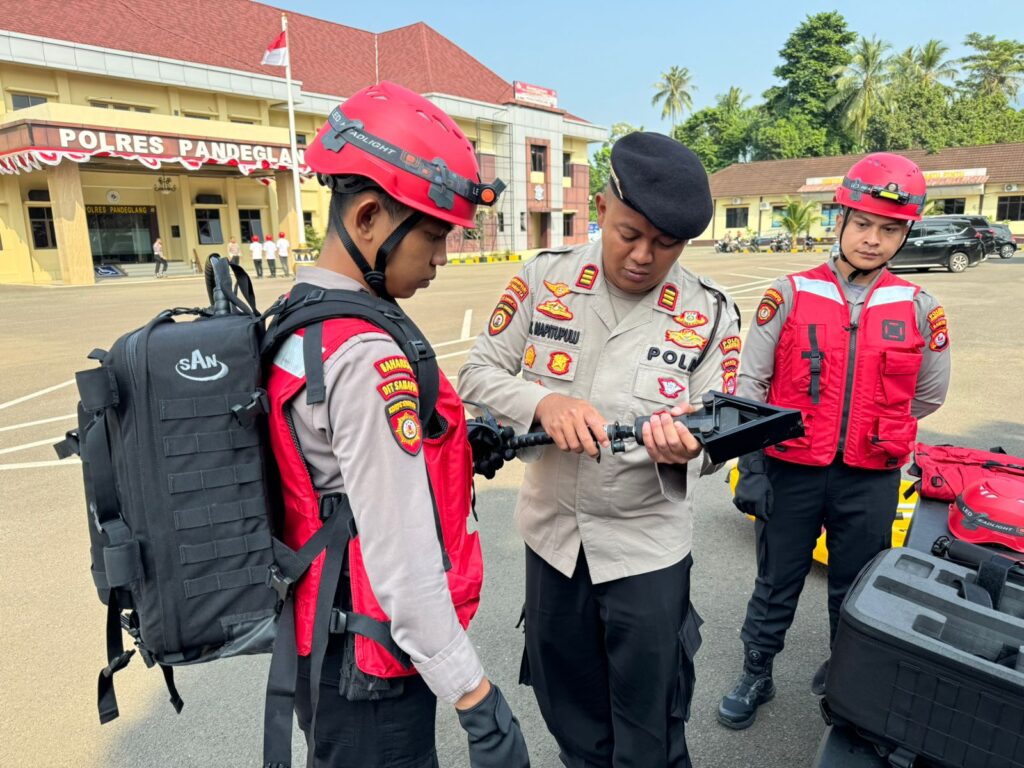 Sat Samapta Polres Pandeglang Menggelar Giat Latkatpuan Pengenalan Peralatan SAR di Halaman Polres Pandeglang 1 WhatsApp Image 2024 07 24 at 16.24.27