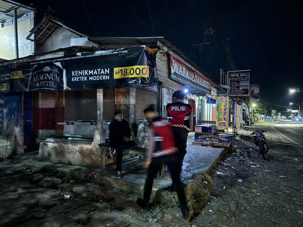 Sat Samapta Polres Pandeglang Gelar Patroli Malam Dialogis Antisipasi Tawuran Pelajar di Wilayah Citereup 3 WhatsApp Image 2024 07 25 at 03.21.26