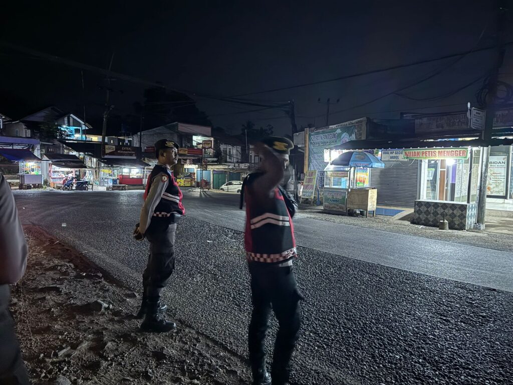 Personil Sat Samapta Ciptakan Kondusifitas Lalu Lintas dengan Menggelar Strong Point Malam Hari di Persimpangan Mengger 1 WhatsApp Image 2024 07 25 at 03.21.27 1