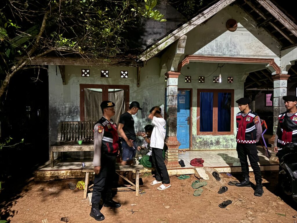Sat Samapta Polres Pandeglang Sambangi Warga Desa untuk Sosialisasi Kenakalan Remaja dan Cegah Tawuran Pelajar 2 WhatsApp Image 2024 07 25 at 03.21.27