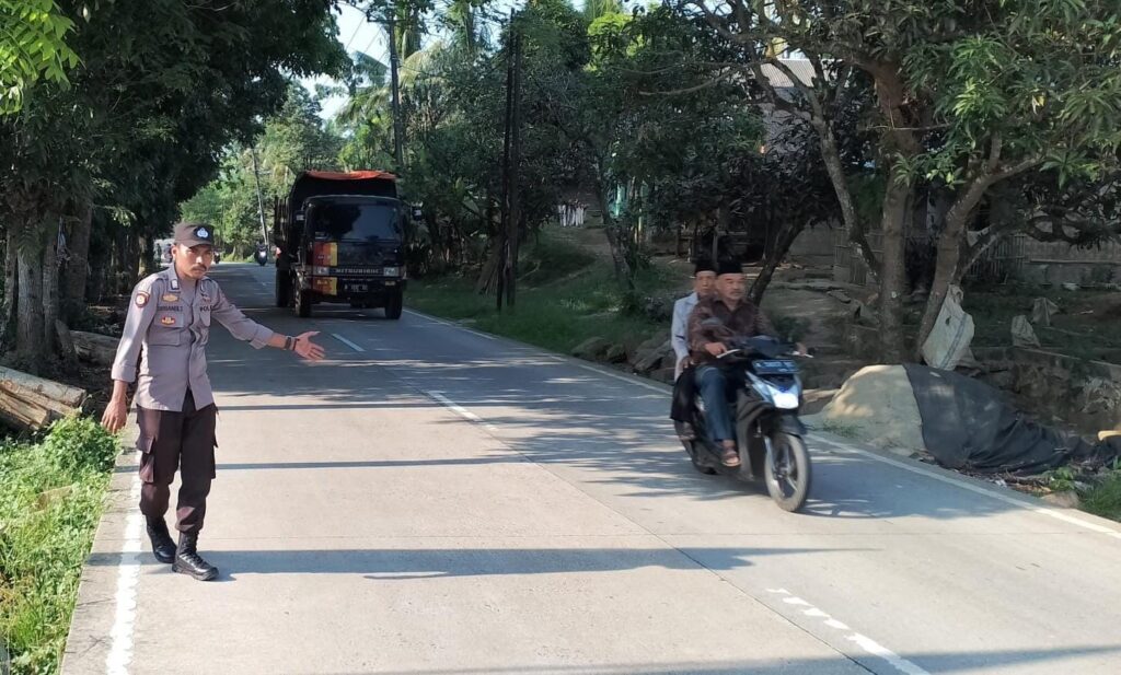 Anggota Piket Polsek Angsana Polres Pandeglang Laksanakan Strongpoint Sore 5 WhatsApp Image 2024 07 25 at 05.35.22