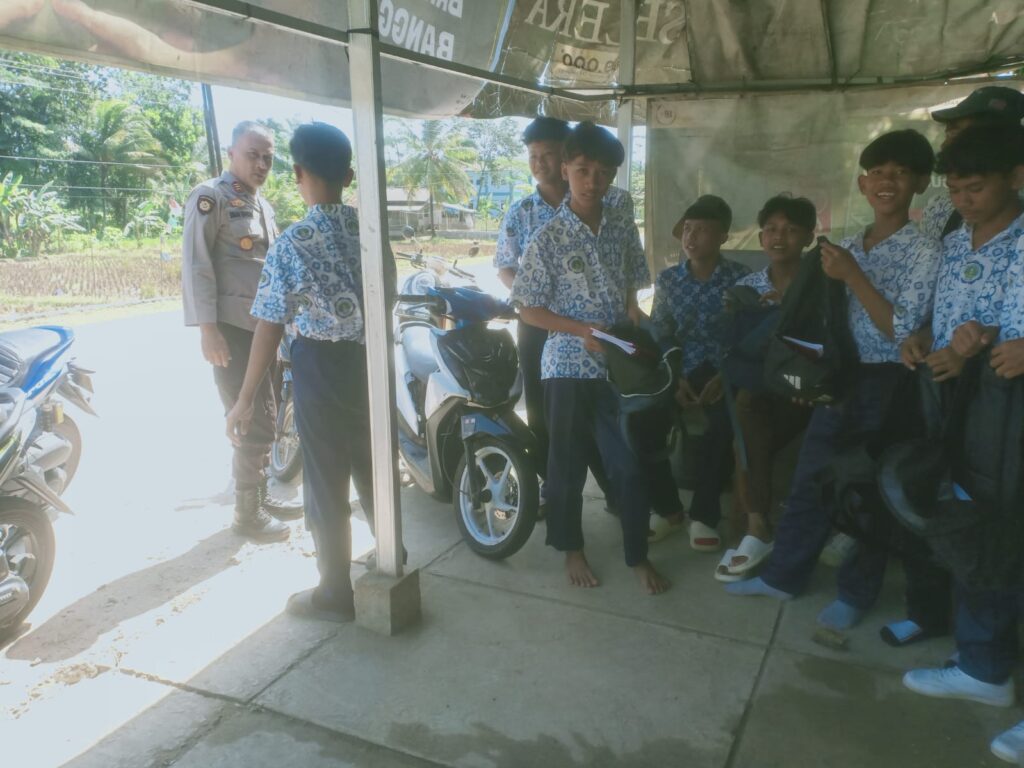 Kapolsek Angsana Pimpin Patroli dan KRYD untuk Antisipasi Kejahatan dan Peredaran Miras/Narkoba 8 WhatsApp Image 2024 07 25 at 05.35.58