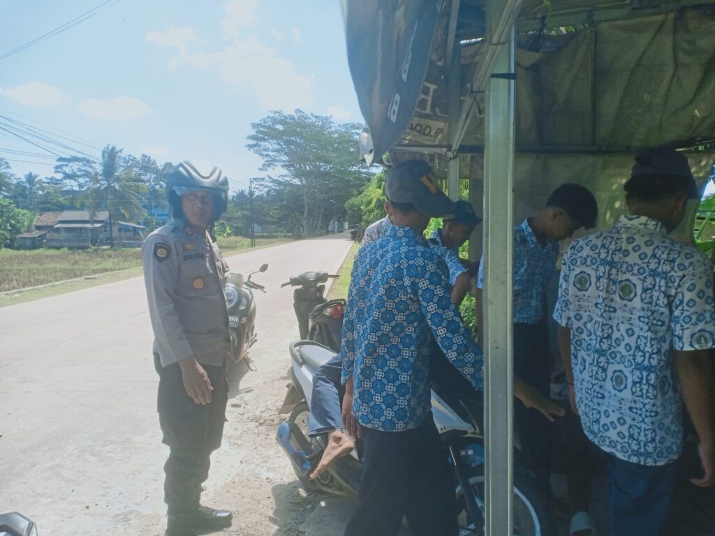 Kapolsek Angsana Pimpin Patroli KRYD untuk Antisipasi Kejahatan dan Peredaran Narkoba 9 WhatsApp Image 2024 07 25 at 05.36.05