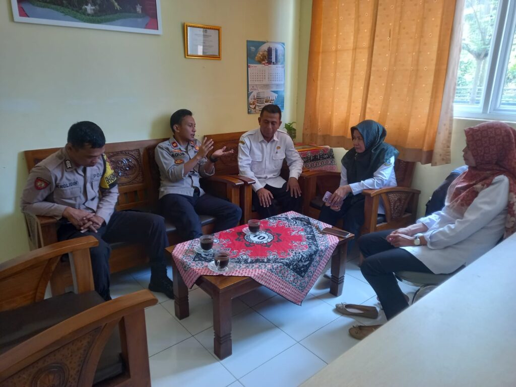 Polsek Saketi Berikan Sosialisasi Kenakalan Remaja dan Bahaya Narkoba Kepada pelajar SMA 10 Cisata 10 WhatsApp Image 2024 07 25 at 06.10.58
