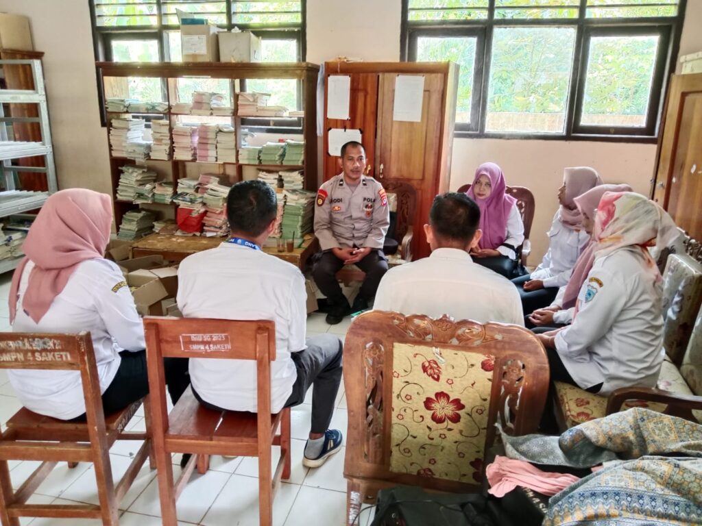 Polsek Saketi laksanakan Binluh Ke Sekolah Antisipasi Kenakalan Remaja 1 WhatsApp Image 2024 07 25 at 06.11.53