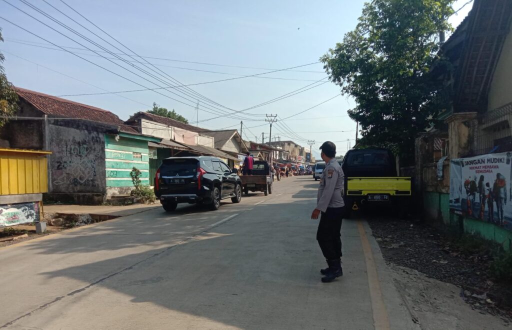 Personil Polsek Bojong Polres Pandeglang Gelar Strong Point di Jalan Raya Saketi - Malingping 3 WhatsApp Image 2024 07 25 at 07.58.25