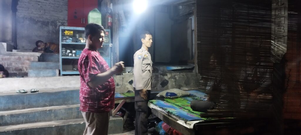 Personil Polsek Bojong Polres Pandeglang Gelar Patroli Malam di Desa Binaan 4 WhatsApp Image 2024 07 25 at 07.58.35