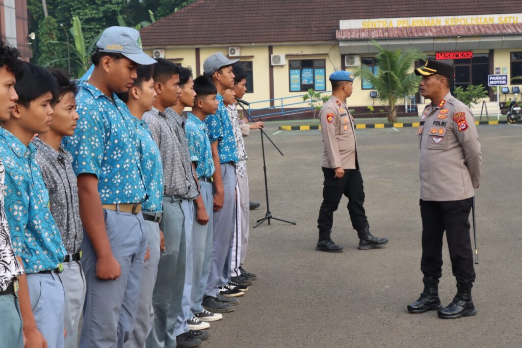 Kapolres Pandeglang Berikan Arahan kepada Sejumlah Anak SMA yang Terlibat dalam Tawuran di Mapolres Pandeglang 9 WhatsApp Image 2024 07 25 at 10.59.11