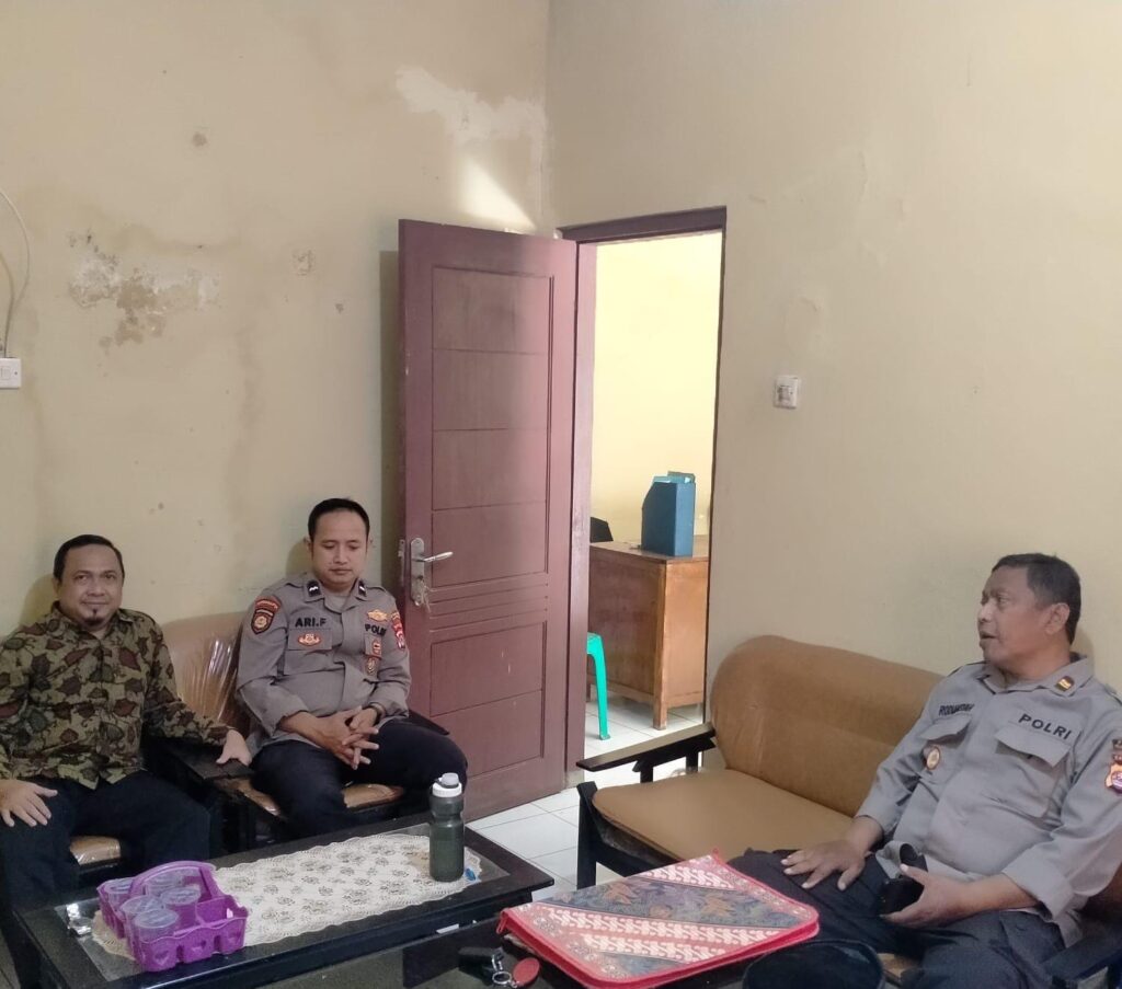 Kapolsek Bojong Polres Pandeglang Sambangi Kantor Desa Cijakan Bahas Kondusifitas Wilayah 6 WhatsApp Image 2024 07 25 at 13.35.21