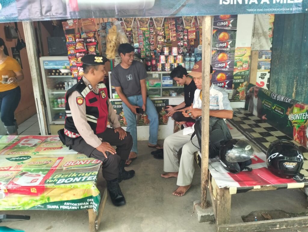 Personil Sat Samapta Polres Pandeglang Gelar Patroli Dialogis di Terminal Kadubanen untuk Ciptakan Kondusifitas 2 WhatsApp Image 2024 07 25 at 17.16.57