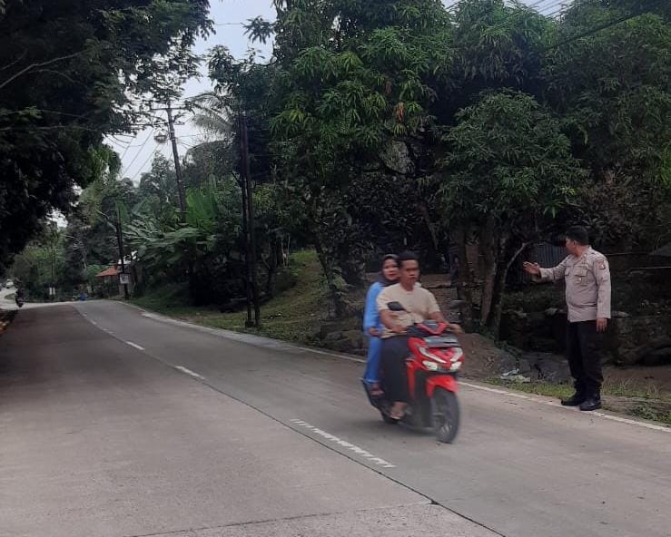 Berikan Pelayanan Kepada Masyarakat, Anggota Piket Polsek Angsana Polres Pandeglang Laksanakan Strongpoint Sore 2 WhatsApp Image 2024 07 25 at 20.55.38
