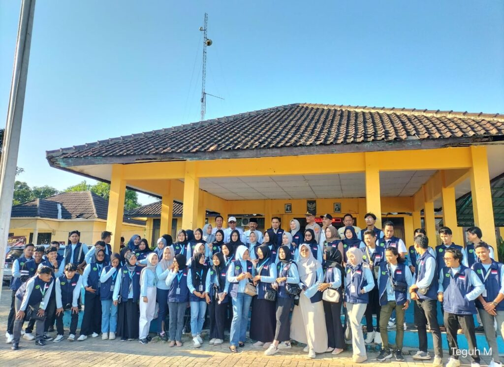 Kapolsek Angsana Hadiri Kegiatan Penerimaan Mahasiswa KKN Universitas Mathla'ul Anwar di Kantor Kecamatan Angsana 4 WhatsApp Image 2024 07 25 at 20.56.14