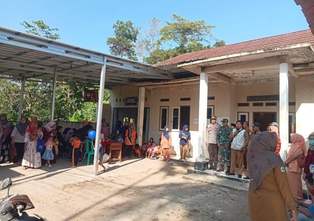 Kapolsek Angsana Dukung Program Pemerintah PIN Polio di Kantor Desa Angsana 6 WhatsApp Image 2024 07 25 at 20.56.36
