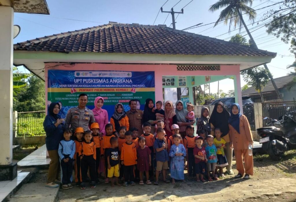 Bhabinkamtibmas Polsek Angsana Polres Pandeglang Brigadir Jumhani Dukung Program Pemerintah PIN Polio di Desa Angsana 7 WhatsApp Image 2024 07 25 at 20.56.45