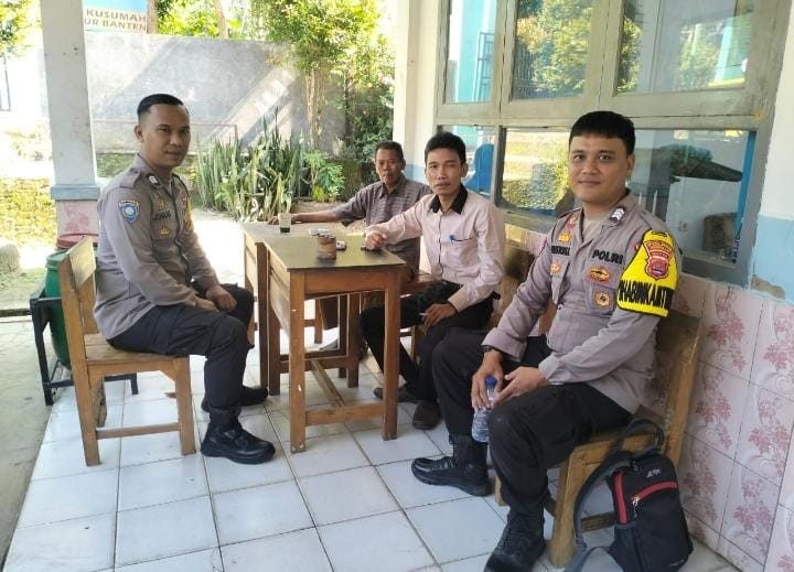 Jalin Silaturahmi, Bhabinkamtibmas Polsek Angsana Polres Pandeglang Sambangi Kepala SMK Nur Insani Angsana 8 WhatsApp Image 2024 07 25 at 20.56.53