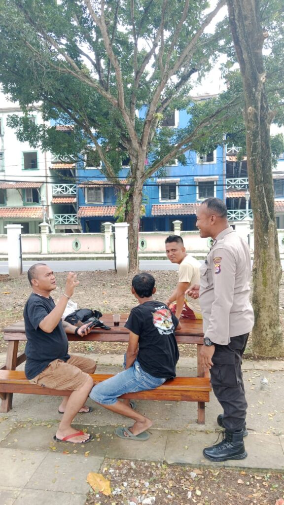 Bripka Eko Personil Polsek Carita Melaksanakan Patroli Dialogis Ke Pantai Carita 1 WhatsApp Image 2024 07 25 at 21.44.13