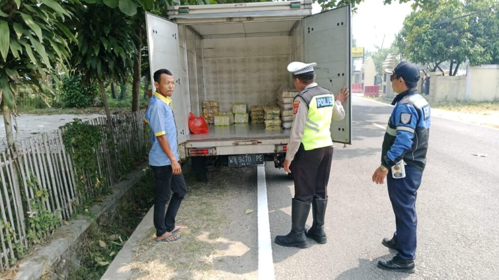 Bripka Bobi Unit Lantas Polsek Carita Melaksanakan Pengecekan Kendaraan Umum Bersama Dishub 3 WhatsApp Image 2024 07 25 at 21.49.17