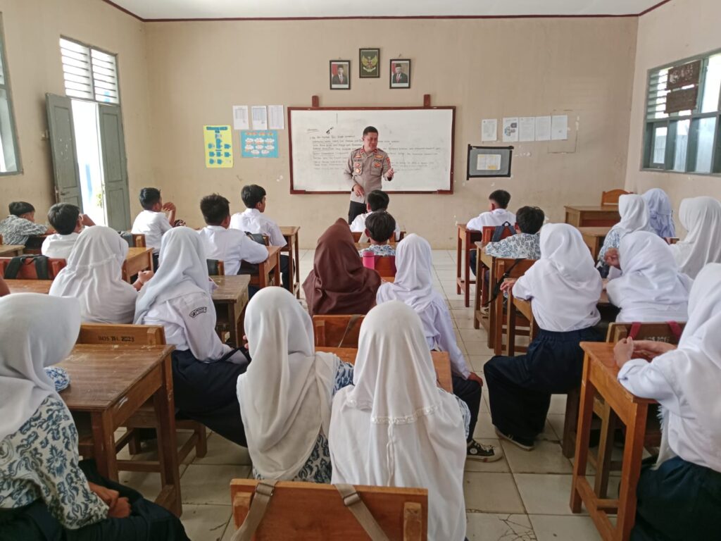 Polsek Cikedal Berikan Penyuluhan Hukum Terkait Kenakalan Remaja di SMPN 1 Cikedal 4 WhatsApp Image 2024 07 25 at 23.45.16