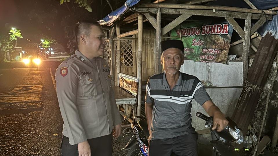 Personil Polsek Carita Brigpol Daniel Laksanakan Patroli Dialogis Malam Hari kepada Masyarakat 6 WhatsApp Image 2024 07 26 at 01.14.38