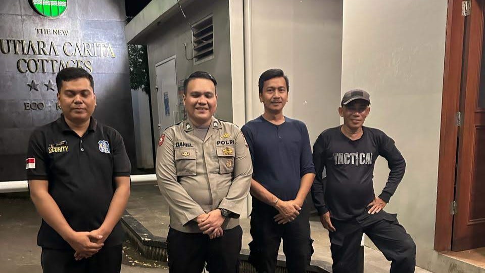 Personil Polsek Carita Brigpol Daniel Melaksanakan Patroli Malam di Hotel Mutiara dan Berbincang dengan Satpam 7 WhatsApp Image 2024 07 26 at 01.18.45