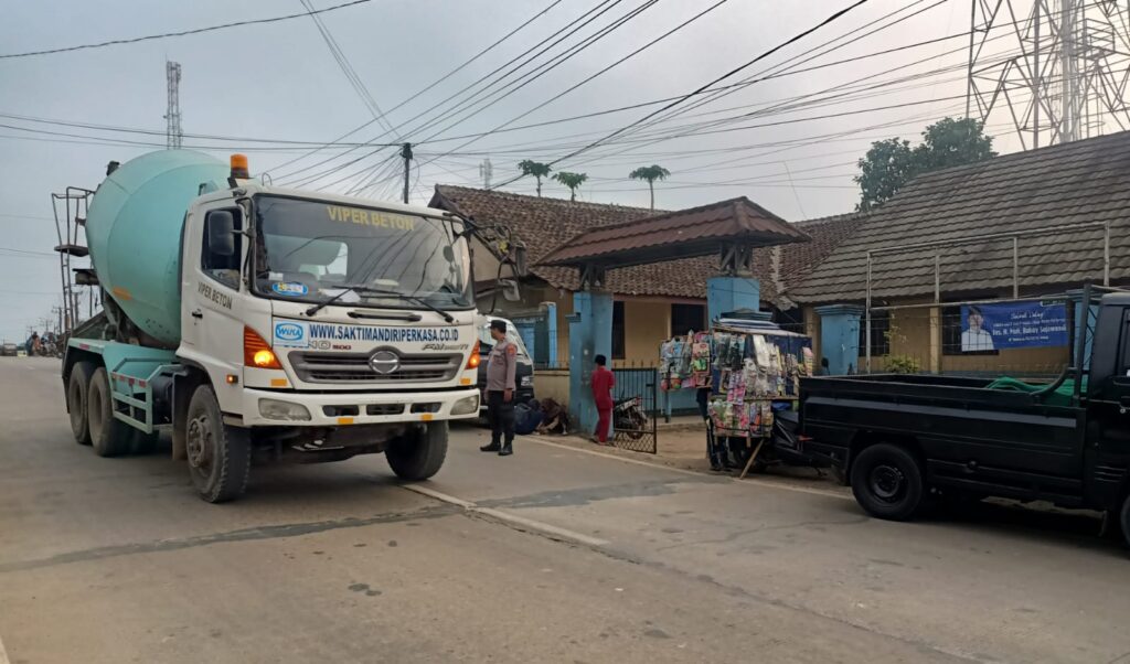 Personil Polsek Bojong Polres Pandeglang Laksanakan Pengaturan Lalulintas di Jalan Raya Saketi - Malingping 8 WhatsApp Image 2024 07 26 at 08.24.45