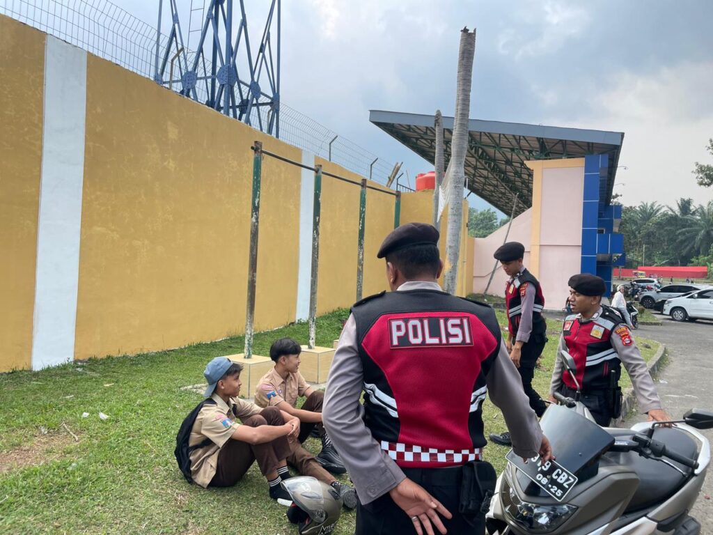 Sat Samapta Polres Pandeglang Cegah Penyakit Masyarakat dengan Cek Bawaan Jok Motor di Stadion Badak Pandeglang 10 WhatsApp Image 2024 07 26 at 17.18.14 1