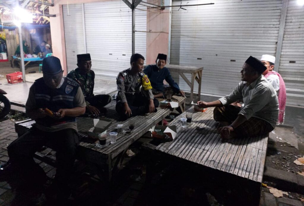 Polsek Labuan Menggelar Patroli Dekatkan Diri dengan Masyarakat 1 WhatsApp Image 2024 07 27 at 00.56.44