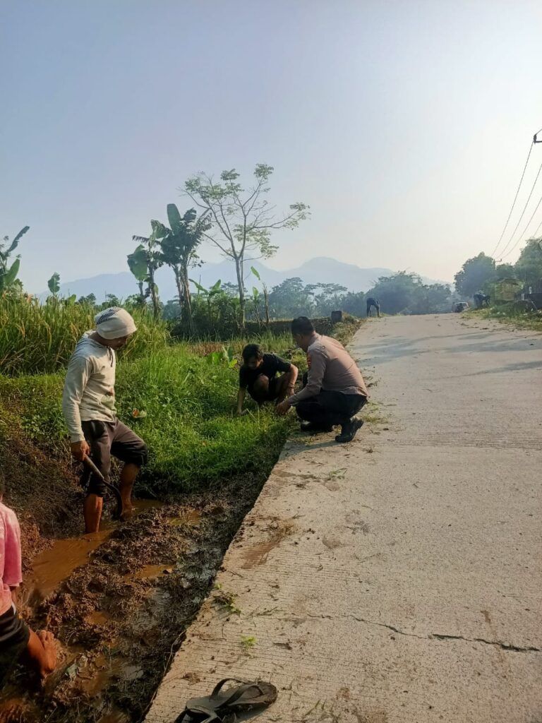 Bhabinkamtibmas Polsek Pulosari Bersama Warga Desa Karyawangi Melaksanakan Gotong Royong Bersihkan Jalan 3 WhatsApp Image 2024 07 27 at 01.00.33