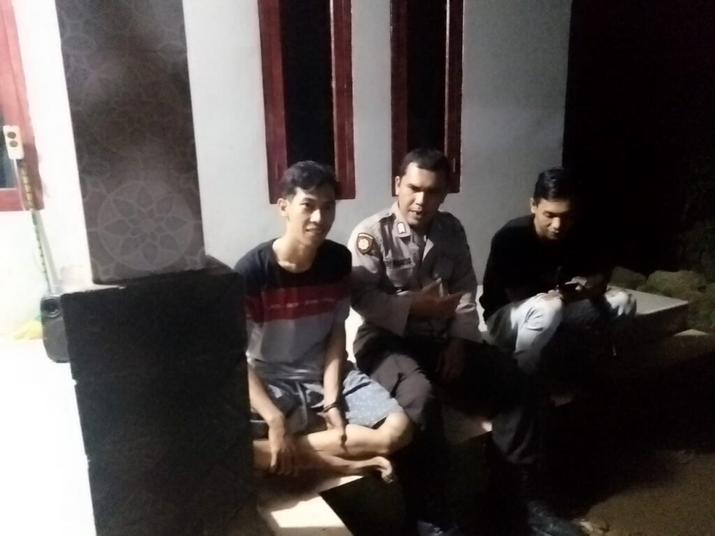 Bhabinkamtibmas Polsek Pulosari Sambangi Masyarakat Desa Koranji, Mengajak Untuk Turut Serta Dalam Menjaga Kamtibmas 5 WhatsApp Image 2024 07 27 at 01.01.34